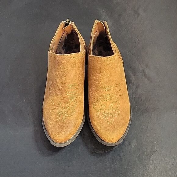 CAT&JACK BIG GIRLS SUEDE POINTED TOE BACK ZIPPER CLOSURE ANKLE BOOTIES - Picture 3 of 15